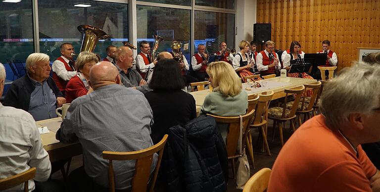 Musikalisch wurde der Abend von der Steigerwaldkapelle begleitet. Musikalisch wurde der Abend von der Steigerwaldkapelle begleitet.