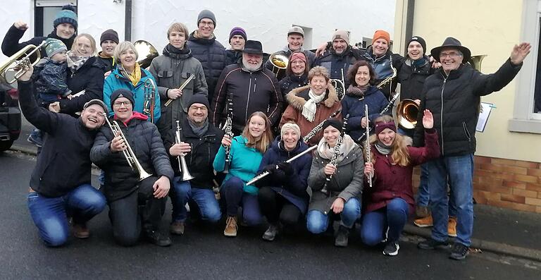 Mit 25 Musikanten, davon neun weiblichen, stellten die Erleinsbacher Musikanten diesmal die größte Kapelle in der Gemeinde. Sie verabschiedeten mit den Obereuerheimern Einwohnern das alte Jahr und bliesen das neue an. Mit 25 Musikanten, davon neun weiblichen, stellten die Erleinsbacher Musikanten diesmal die größte Kapelle in der Gemeinde. Sie verabschiedeten mit den Obereuerheimern Einwohnern das alte Jahr und bliesen das neue an.