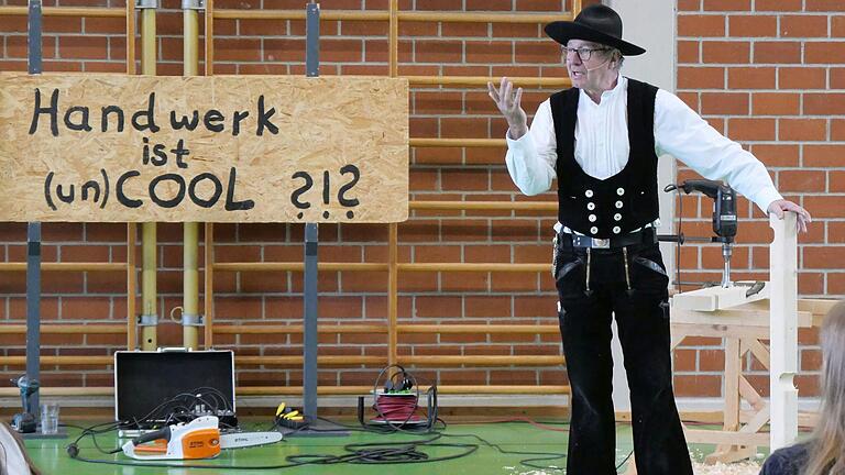Zimmerer Richard Betz bei seiner Vorstellung in der Mehrzweckhalle über das Handwerk und Sinnfragen im Leben. Zimmerer Richard Betz bei seiner Vorstellung in der Mehrzweckhalle über das Handwerk und Sinnfragen im Leben.