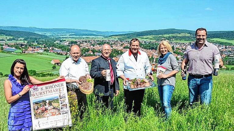 Organisation ist alles: Die Macher des Rhöner Wurstmarktes freuen sich auf die Neuauflage der Genussmeile im Oktober. Im Bild (von links) Juliane Seibert (Tourismusbüro), Michael Geier (Biosphärenreservat), Bürgermeister Ulrich Waldsachs, Anton Koob (Innungsobermeister), Susanne Seufert (Bionade) sowie Christian Zinn (Streck-Bräu). Organisation ist alles: Die Macher des Rhöner Wurstmarktes freuen sich auf die Neuauflage der Genussmeile im Oktober. Im Bild (von links) Juliane Seibert (Tourismusbüro), Michael Geier (Biosphärenreservat), Bürgermeister Ulrich Waldsachs, Anton Koob (Innungsobermeister), Susanne Seufert (Bionade) sowie Christian Zinn (Streck-Bräu).