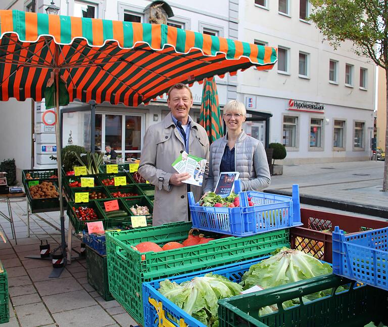 Bürgermeister Peter Juks und Katharina Felton von der Tourist-Info haben den neuen Flyer für den Wochenmarkt dabei.