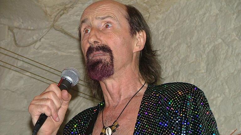 Rocklegende Arthur Brown war 2006 im 'Omnibus' zu Gast und gab dort seinen Welthit 'Fire' zum Besten. Rocklegende Arthur Brown war 2006 im 'Omnibus' zu Gast und gab dort seinen Welthit 'Fire' zum Besten.