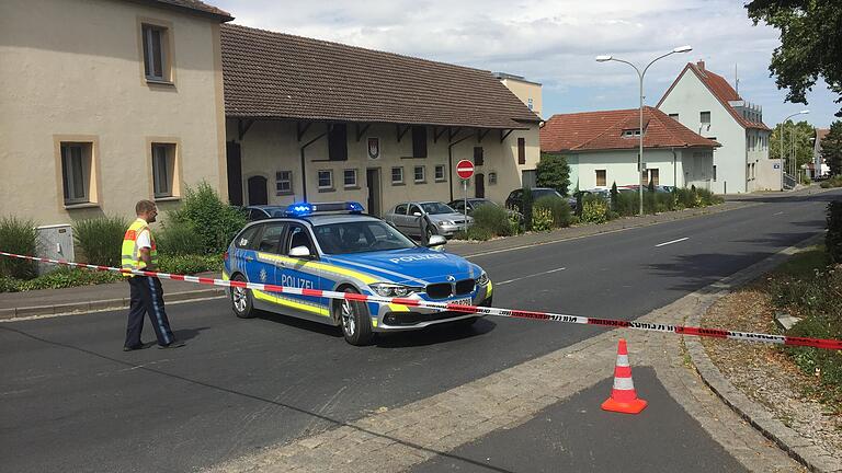 Straßensperrung in Gerolzhofen: Ein Mann hatte im Wertstoffcontainer am Friedhof eine täuschend echt aussehende Handgranate gefunden und sie bei der Polizeiinspektion den Beamten einfach auf den Tisch gelegt. Die waren darüber nicht sonderlich erfreut.