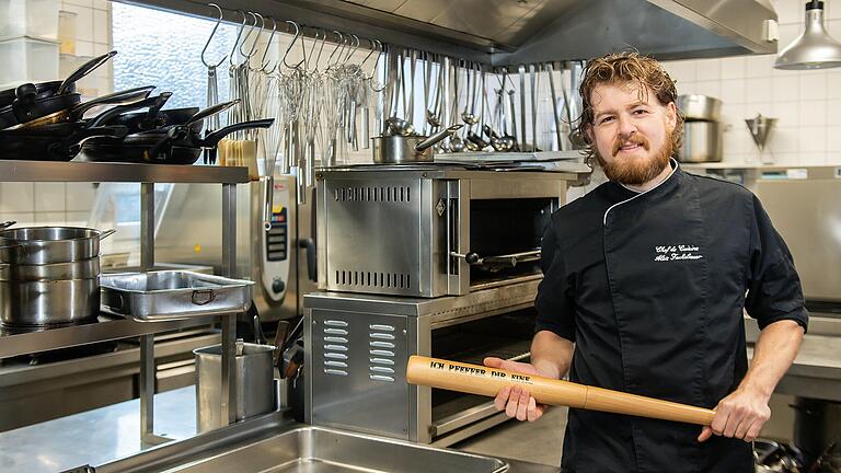 Alex Fuchsbauer, Koch des Restaurants 'Zum Brunnenbäck' in Reichenberg nimmt mit seiner schlagkräftigen Pfeffermühle am Wettbewerb 'Mein Lokal, dein Lokal' teil.