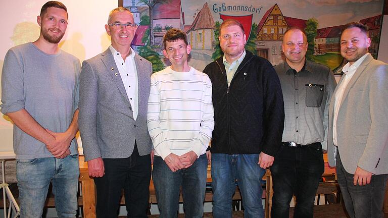 TSV-Vorsitzender Mark Seyrich (rechts) und sein Stellvertreter Kevin Kraft (links) zeichneten Ingo Hillebrand (von links), Michael Hoffmann, Bernd Völker und Christoph Drescher aus. Hillebrand wurde Ehrenvorsitzender des TSV Goßmannsdorf.