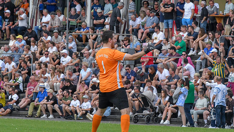 Fußball-Relegation: Der SV Garitz schlägt den SV Aura       -  Bejubelt den Aufstieg in die Kreisliga Rhön vor einer fantastischen Kulisse: der Garitzer Keeper Philipp Werner.