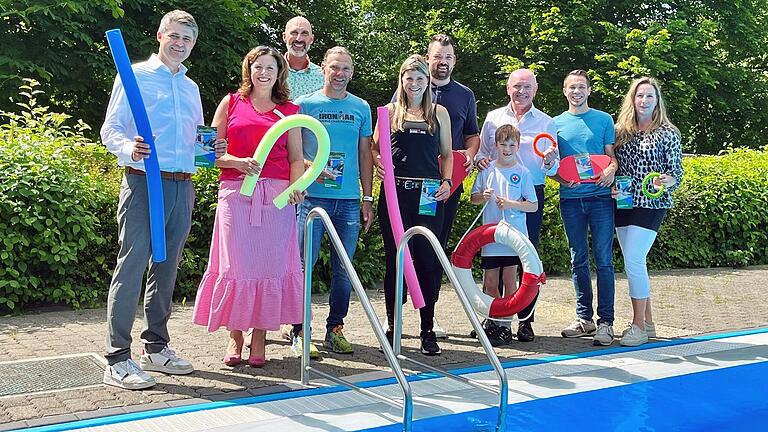 Im Sportbad Mellrichstadt fiel der Startschuss für das neue Schwimmhelferprogramm des Landkreises Rhön-Grabfeld. (Von links) Michael Kraus (Bürgermeister der Stadt Mellrichstadt), Annette Müller-Mann (Kreisenwicklung, Landkreis Rhön-Grabfeld), Karl-Heinz Deublein (Schulamtsdirektor), die beiden Schirm'herren' Klaus Arnold und Anna-Lena Klee, Jonas Cabut (Kreisobmann Schwimmen) mit Ben Cabut, Landrat und weiterer Schirmherr Thomas Habermann, Bastian Reukauf (Fachberatung Grund- und Mittelschule) und Susanne Jessat (Fachberatung Sport).