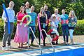 Im Sportbad Mellrichstadt fiel der Startschuss für das neue Schwimmhelferprogramm des Landkreises Rhön-Grabfeld. (Von links) Michael Kraus (Bürgermeister der Stadt Mellrichstadt), Annette Müller-Mann (Kreisenwicklung, Landkreis Rhön-Grabfeld), Karl-Heinz Deublein (Schulamtsdirektor), die beiden Schirm'herren' Klaus Arnold und Anna-Lena Klee, Jonas Cabut (Kreisobmann Schwimmen) mit Ben Cabut, Landrat und weiterer Schirmherr Thomas Habermann, Bastian Reukauf (Fachberatung Grund- und Mittelschule) und Susanne Jessat (Fachberatung Sport).