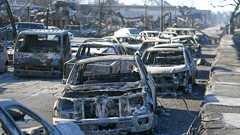Brände in Hawaii       -  3.000 ausgebrannte Autos musste nach den Bränden entsorgt werden. (Archivbild)
