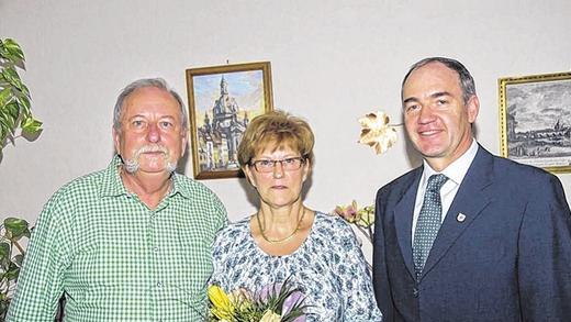 Goldene Hochzeit: Retzstadts Bürgermeister Karl Gerhard (rechts) gratulierte Christine und Bernd Richter zu ihrem Jubeltag.