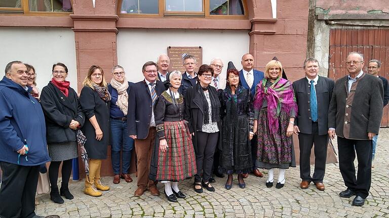 Um Staatssekretär Gerhard Eck (6. von links) scharten sich am Sonntag für ein Erinnerungsfoto die Mitarbeiterinnen und Mitarbeiter des Arbeitskreises 'Badisches Amt Steinfeld', die in zweijähriger Arbeit die Festschrift und den Festakt vorbereitet hatten.