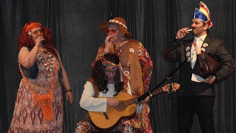 Prinzessin Sigrid I. und Prinz Jürgen I. begrüßten in Flower-Power-Outfits mit dem auf „Uengershausen“ umgedichteten Song „San Francisco“ von Scott McKenzie, live gesungen und mit Gitarrenbegleitung.