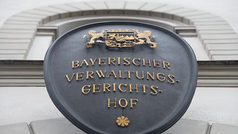 Bayerischer Verwaltungsgerichtshof       -  Ein Metallschild mit der Aufschrift &bdquo;Bayerischer Verwaltungsgerichtshof&rdquo; hängt an der Fassade des bayerischen Verwaltungsgerichtshofs.