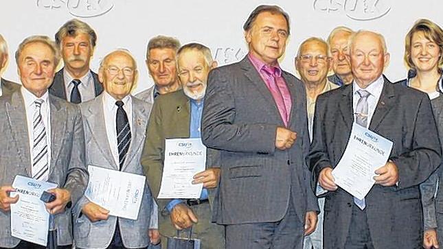 Jubilare: langjährige CSU-Parteimitglieder und ihre Gratulanten. Jubilare: langjährige CSU-Parteimitglieder und ihre Gratulanten.