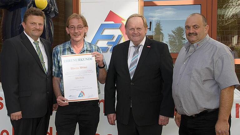 Lob auf das Elektrohandwerk: (von links): Obermeister Jürgen Weth, Uberto Weber, Dozent der Meisterausbildung, Handwerkskammerpräsident Hugo Neugebauer, Mitinitiator der Meisterschule und Dozent Willi Stein.