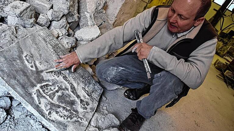 Künstler Peter Wittstadt mit einer der Reliefplatten, die neben der Schneewittchenfigur vor der neuen Lohrer Stadthalle ihren Platz finden sollen.