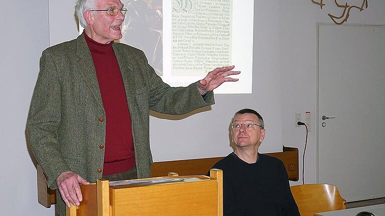 Zwei engagierte Botschafter der Geschichte, berichteten aus der Zeit des Dreißigjährigen Krieges. Günther Birkle (links) und Elmar Geus ließen bewegte Zeiten wieder aufleben.