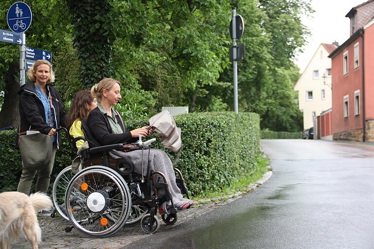 Wenn hoch wachsende Hecken, wie hier am Haupteingang des Friedhofs, bis unmittelbar an Überwege heranreichen, müssen Rollstuhlfahrer weit in die Straße einfahren, bis sie freie Sicht auf den fließenden Verkehr haben. Wenn hoch wachsende Hecken, wie hier am Haupteingang des Friedhofs, bis unmittelbar an Überwege heranreichen, müssen Rollstuhlfahrer weit in die Straße einfahren, bis sie freie Sicht auf den fließenden Verkehr haben.