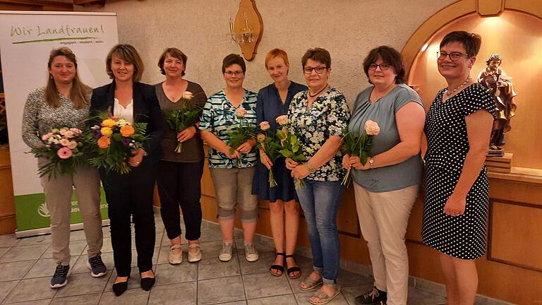 Cäcilie Werner aus Wonfurt steht weiter an der Spitze der Landfrauen. Im Bild (von links): stellvertretende Kreisbäuerin Petra Grimmer, Kreisbäuerin Cäcilie Werner, Elke Klarmann, Andrea Heusinger von Waldegge, Sonja Batz, Doris Hornung, Edelgard Bayer, Bezirksbäuerin Maria Hoßmann.