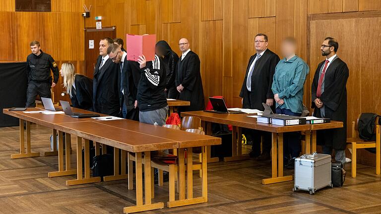 Zwei Männer müssen sich vor der Großen Jugendkammer des Landgerichts Schweinfurt wegen Mordes verantworten. Ein dritter Mann ist wegen Beihilfe zum Mord angeklagt. Sie sollen für den gewaltsamen Tod von Josef D. am 21. November 2021 in Bad Neustadt verantwortlich sein.&nbsp;