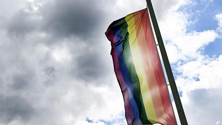 Regenbogenflagge       -  Eine Regenbogenflagge weht im Wind.