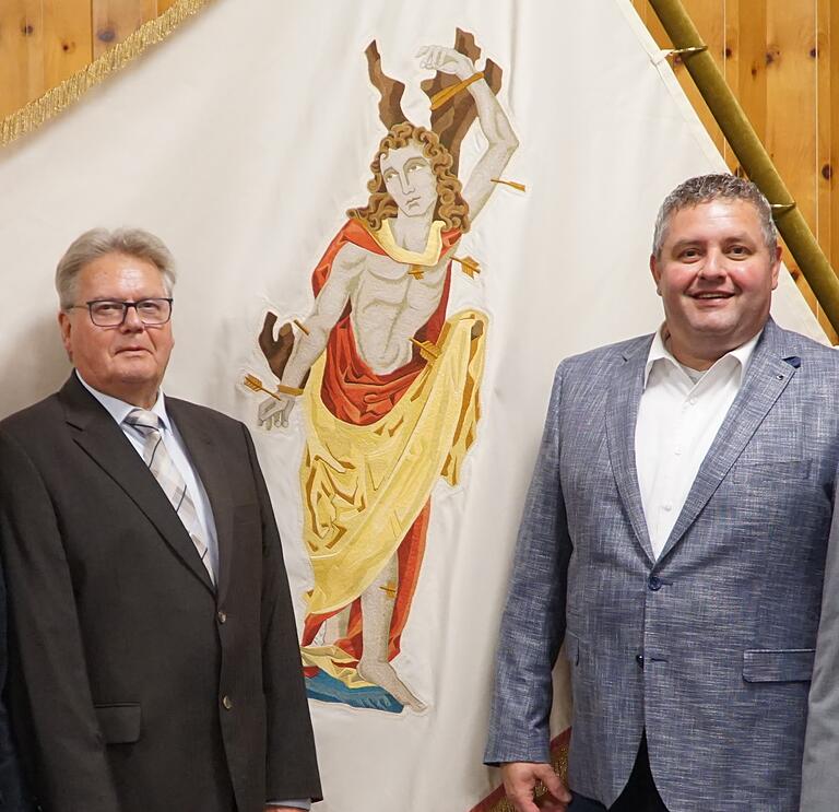 Frank Wagner (rechts) ist seinem Vater Georg Wagner als Hauptmann der Bürgerwehr nachgefolgt. Das Foto entstand 2022 bei der Amtsübergabe. Am Sebastianitag 2023 hat Frank Wagner jetzt das erste Mal das Kommando.&nbsp;&nbsp;