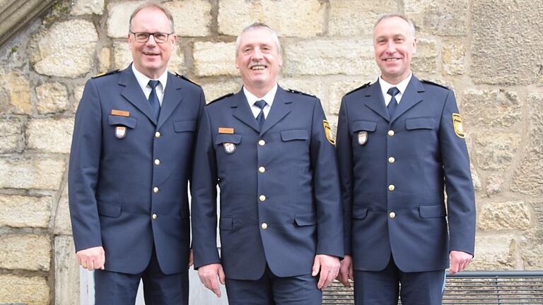 Polizeipräsident Detlev Tolle (links) übertrug die Leitung der Polizeiinspektion Mellrichstadt von Elmar Hofmann (Mitte) auf Thomas Reubelt.