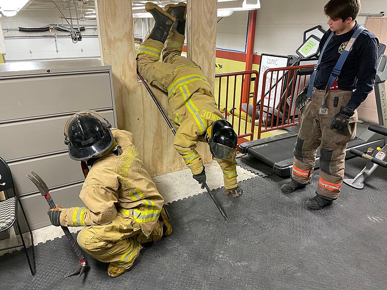 Kopf voran geht es bei der amerikanischen Jugendfeuerwehr durchs Fenster – das hat Theresa (im Bild links) in Stetten anders gelernt. Die Übung traute sie sich trotzdem. Kopf voran geht es bei der amerikanischen Jugendfeuerwehr durchs Fenster – das hat Theresa (im Bild links) in Stetten anders gelernt. Die Übung traute sie sich trotzdem.