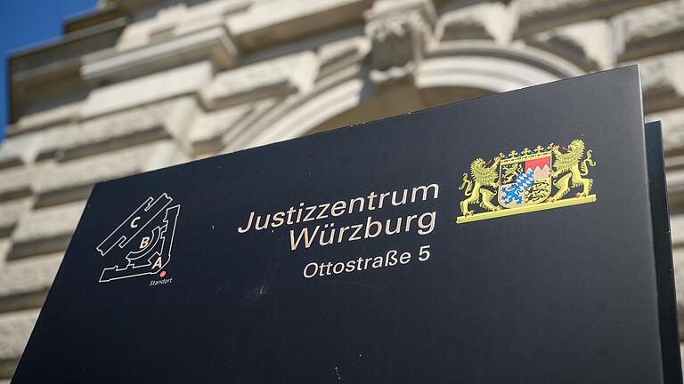 Eine Mutter stand vor dem Würzburger Landgericht, weil sie ihre Tochter sexuell missbraucht und Filmaufnahmen davon gemacht hat. Eine Mutter stand vor dem Würzburger Landgericht, weil sie ihre Tochter sexuell missbraucht und Filmaufnahmen davon gemacht hat.