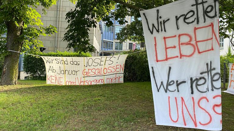 Vor allem in der Belegschaft sorgt die geplante Schließung des St.-Josef-Krankenhauses in Schweinfurt für Fassungslosigkeit. Seit Tagen machen Protestbanner vor dem Krankenhaus auf die Situation aufmerksam. Vor allem in der Belegschaft sorgt die geplante Schließung des St.-Josef-Krankenhauses in Schweinfurt für Fassungslosigkeit. Seit Tagen machen Protestbanner vor dem Krankenhaus auf die Situation aufmerksam.