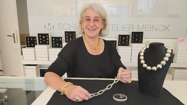 Ute Meinck mit Schmuck von Giovanni Raspini - Ute Meinck mit Schmuck von Giovanni Raspini - am Körper wie auch vor sich auf dem Tisch. Ute Meinck mit Schmuck von Giovanni Raspini - Ute Meinck mit Schmuck von Giovanni Raspini - am Körper wie auch vor sich auf dem Tisch.
