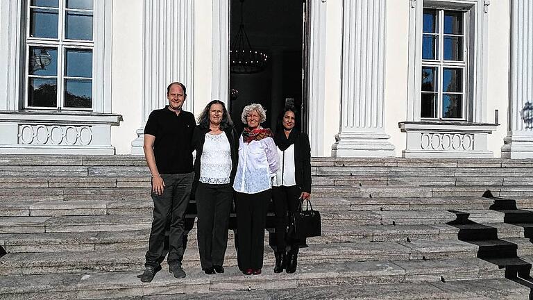 Das Kitzinger Quartett in Berlin: Martin Hering, Petra Nellen, Maruška Hofmann-Šircelj und Sina Sadat vor dem Schloss Bellevue. Das Kitzinger Quartett in Berlin: Martin Hering, Petra Nellen, Maruška Hofmann-Šircelj und Sina Sadat vor dem Schloss Bellevue.