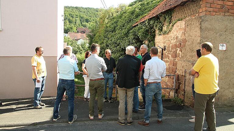 Unter der Gambacher Löhleinstraße läuft das Wasser des Leitengrabens in großen Kanalrohren. An dieser Stelle tritt es wieder zutage und biegt in das Gelände im Hintergrund ab. Unter der Gambacher Löhleinstraße läuft das Wasser des Leitengrabens in großen Kanalrohren. An dieser Stelle tritt es wieder zutage und biegt in das Gelände im Hintergrund ab.