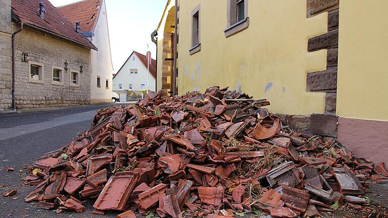 In Stadelschwarzach wehte ein Tornado die Kirchturmspitze weg. Verletzt wurde niemand.