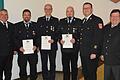 Langjährige Feuerwehrkommandanten wurden für ihre Verdienste ausgezeichnet (von links): Kreisbrandmeister Stefan Schmöger gratulierte Volker Zirkelbach (25 Jahre), Alex Iffert (40 Jahre) und Alexander Gessner (25 Jahre) gemeinsam mit Kreisbrandinspektor Michael Omert und dem stellvertretenden Landrat Josef Demar.