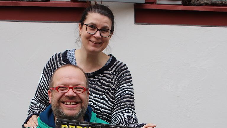 Stefan Schiebel und seinen Frau Melanie können sich wieder freuen: Der Kabarettkeller Sulzlfeld geht nach der Corona-Zwangspause endlich an den Start.