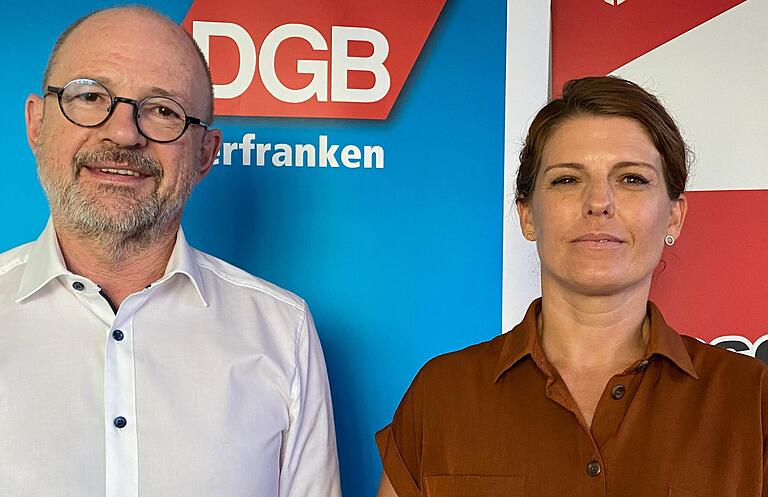 DGB-Regionsgeschäftsführer Frank Firsching und Teamleiterin Vanessa Mahler von der DGB Rechtsschutz GmbH gehen davon aus, dass die Zahl der Streitfälle im Arbeitsrecht bald zunehmen wird. DGB-Regionsgeschäftsführer Frank Firsching und Teamleiterin Vanessa Mahler von der DGB Rechtsschutz GmbH gehen davon aus, dass die Zahl der Streitfälle im Arbeitsrecht bald zunehmen wird.