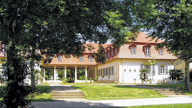 Der Bockleter Brunnentempel: So schön zeigt sich das 1787 erbaute Gebäude mit Badehaus (rechts) von der Rückansicht. Die kann jeder aus dem Park bewundern.