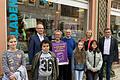 Der Bunte Buchladen in Hammelburg erhielt erneut das Gütesiegel Partner der Schulen für Leseförderung des Kultusministeriums. Hinten von links: Klaus Beckschulte, Geschäftsführer des Landesverbands vom Börsenverein des Deutschen Buchhandels e.V., Andrea und Matthias Teltz, Bildungsstaatssekretärin Anne Stolz und Bürgermeister Armin Warmuth zusammen mit lesebegeisterten Kindern.