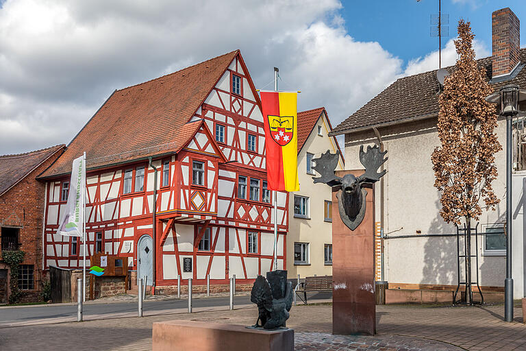Gleich zu Beginn führt die Route am historischen Rathaus von Eschau vorbei. Rechts davon befindet sich der Schwedenbrunnen. Gleich zu Beginn führt die Route am historischen Rathaus von Eschau vorbei. Rechts davon befindet sich der Schwedenbrunnen.
