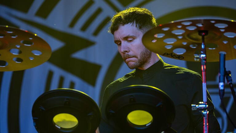Ronan Harris, der Mann der VNVNation verkörpert, hat sich für seinen Auftritt in Eyrichshof mit weiteren Musikern verstärkt. 1500 Fans genießen einen Sommerabend der ganz besonderen Art.