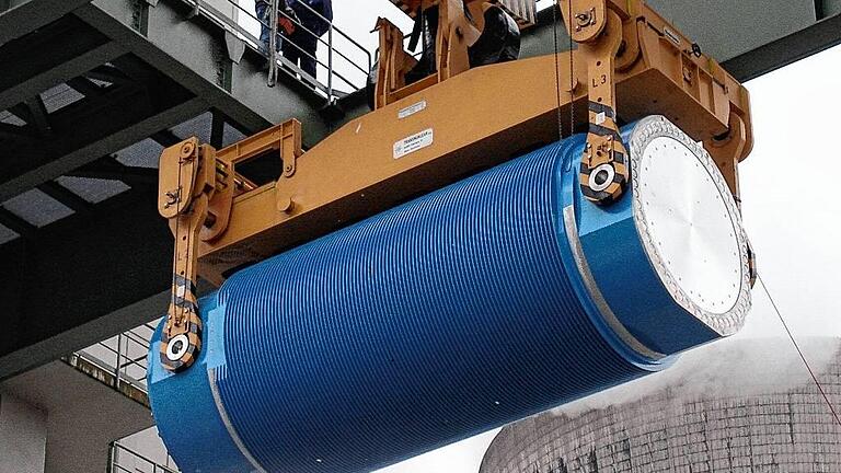 zwischenkager kkg       -  Ein Castor wird in Grafenrheinfeld ins Lager transportiert.