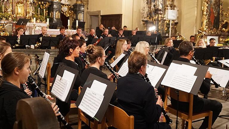 Das Symphonische Blasorchester Kürnach unter der Leitung von Wolfgang Heinrich musizierte gemeinsam mit Kantor Karl-Heinz Sauer (Orgel).