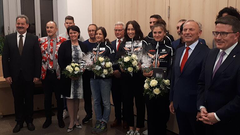 Bei der Ehrung für den Verein Future Fencing Werbach im Rathaus (von links, vorne): Bürgermeister Ottmar Dürr, Matthias Götzelmann (Vorsitzender Sportkreis Tauberbischofsheim), Rita König (Vorsitzende Future Fencing), die Nationalfechterinnen Carolin Golubytskyi, Anne Sauer und Leonie Ebert, Dieter Lammer (Vizepräsident Deutscher Fechter-Bund) und Christoph Schauder (erster Landesbeamter des Main-Tauber-Kreises).&nbsp;