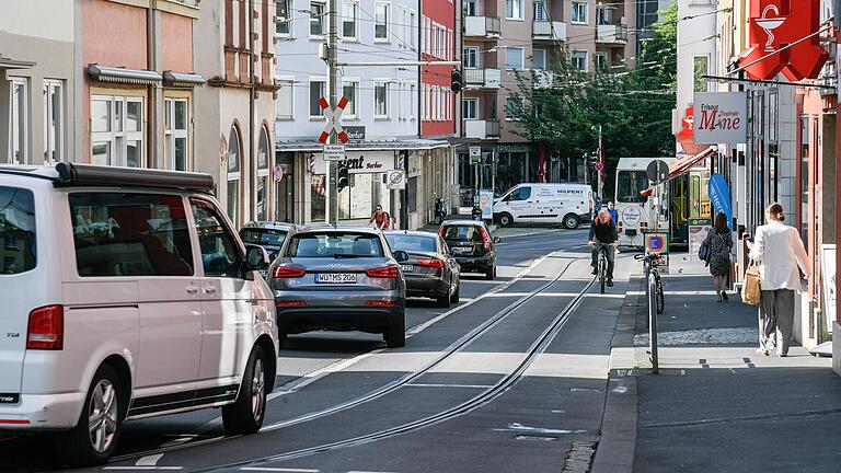 In den Straßen des Würzburger Stadtbezirks Grombühl geht es oft eng zu: Blick in die Brücknerstraße. In den Straßen des Würzburger Stadtbezirks Grombühl geht es oft eng zu: Blick in die Brücknerstraße. 