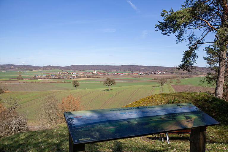 Blick über die Felder: Auf der Wanderung gibt es viele Aussichtspunkte und schöne Blicke. Blick über die Felder: Auf der Wanderung gibt es viele Aussichtspunkte und schöne Blicke.