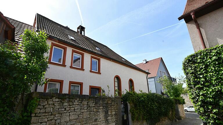 Die ehemalige Synagoge in der Casparigasse wurde seit den 1950er Jahren als katholische Kirche genutzt und vor kurzem an einen privaten Käufer veräußert.