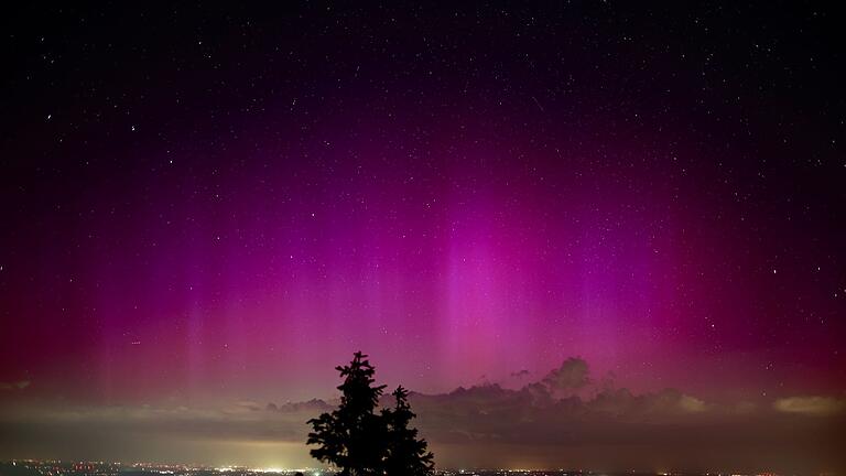 Polarlichter im Harz - Polarlichter sind in sternenklarer Nacht auf dem Brocken zu sehen. Polarlichter im Harz - Polarlichter sind in sternenklarer Nacht auf dem Brocken zu sehen.