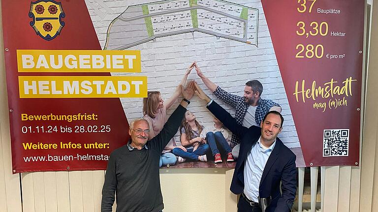 &nbsp;Erster Bürgermeister Tobias Klembt (rechts) und Zweiter Bürgermeister Matthias Haber stellten nun die Werbeplakate für die Bewerbung auf die Bauplätze im Baugebiet Messingheilfeld vor.