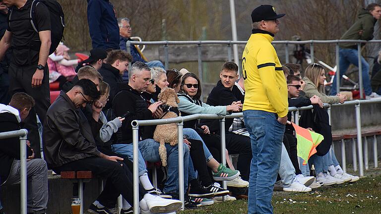Rhöner Fußball-Nachlese - Im Rhöner Amateurfußball darf auch der Linienrichter seine Vereinstreue ausleben. Die Aufnahme entstand beim Spiel der SG Hassenbach gegen den FC Wittershausen. Rhöner Fußball-Nachlese - Im Rhöner Amateurfußball darf auch der Linienrichter seine Vereinstreue ausleben. Die Aufnahme entstand beim Spiel der SG Hassenbach gegen den FC Wittershausen.